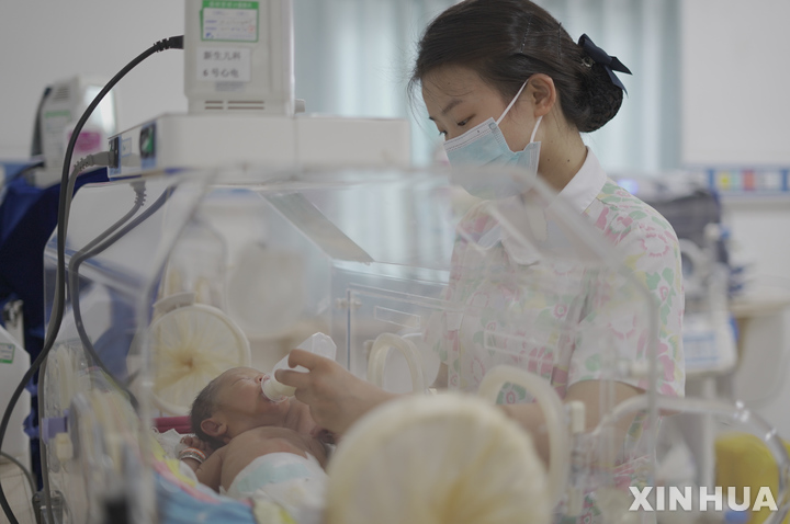 [베이징=신화/뉴시스] 중국도 출산율 감소로 대책에 고심하는 가운데 출산 및 육아 보조금 지급이 지방정부에서 확산되고 있다. 사진은 2022년 5월12일 중국 구이저우성 츠수이의 한 병원에서 간호사가 신생아를 돌보고 있는 모습. 2024.05.14