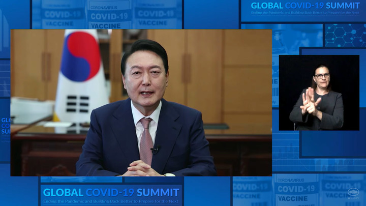 [서울=뉴시스] 윤석열 대통령이 12일 '제2차 글로벌 코로나19 정상회의'에 화상으로 참석해 연설하고 있다. 윤 대통령은 "시급히 백신이 필요한 국가들에 충분한 공급과 안전하고 빠른 접종을 지원할 것"이라고 밝혔다. (사진=백악관 홈페이지 캡쳐) 2022.05.12. photo@newsis.com *재판매 및 DB 금지