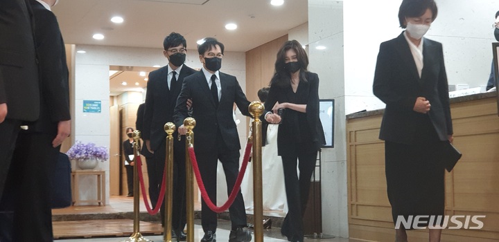 [서울=뉴시스] 김혜경 기자= 12일 구자학 아워홈 회장의 빈소인 서울 아산병원에서 이부진 호텔신라 사장(오른쪽)이 이재현 CJ 회장을 부축하고 있다.2022.05.12