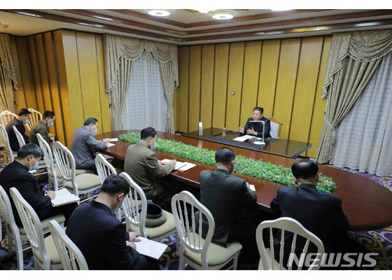 [서울=뉴시스] 13일 북한 조선노동당 기관지 노동신문은 김정은 당 총비서 겸 국무위원장이 지난 12일 국가비상방역사령부를 방문 점검했다고 보도했다. (사진=노동신문 홈페이지 갈무리) 2022.05.13