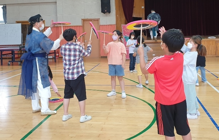 [증평=뉴시스] 공연장상주단체, 문화나눔 순회공연 버나쇼 뱅뱅. (사진=증평군 제공) photo@newsis.com *재판매 및 DB 금지