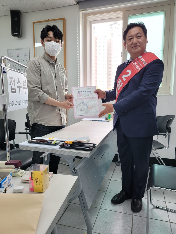 장병국 국민의힘 경남도의회 의원 밀양시 제1선거구 후보가 밀양시선관위에서 후보등록을 하고 있다. (사진=장병국 후보 선거사무소 제공) *재판매 및 DB 금지