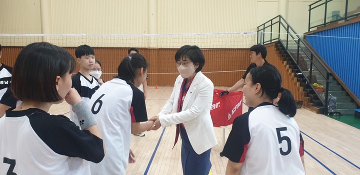 김정희 교육장이 전국장애학생체육대회 배구 선수단을 격려하고 있다. (사진=밀양교육지원청 제공) *재판매 및 DB 금지