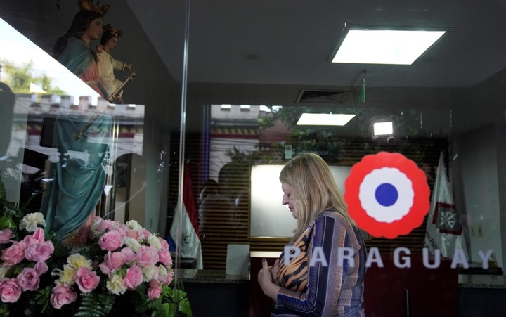 [아순시온(파라과이)=AP/뉴시스] 산드라 퀴뇨네즈 파라과이 검찰총장이 9일(현지시간) 마르셀로 페치 검사의 살해 소식을 듣고 자신의 집무실 앞 성모상에 기도하고 있다. 2022.05.09 *재판매 및 DB 금지