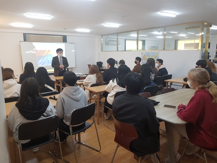 [부산=뉴시스]이재혁 부산외대 교수가 유라시아 교육원에서 부산 지역 학생들을 대상으로 교육을 진행하고 있다. (사진=유라시아 교육원 제공) *재판매 및 DB 금지