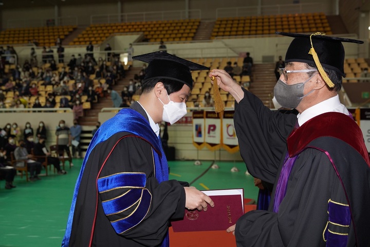 [포항=뉴시스] 강진구 기자 = 포스텍(총장 김무환)은 13일 오전 대학체육관에서 2021학년도 학위수여식를 개최했다.(사진=포스텍 제공) 2022.05.13.photo@newsis.com *재판매 및 DB 금지