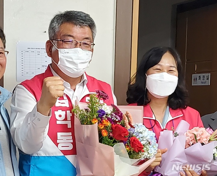 [안동=뉴시스] 김진호 기자 = 김학동 국민의힘 경북 예천군수 후보가 13일 6.1지방선거에서 무투표 당선이 확정된 뒤 지지자들로부터 꽃다발을 받고 있다. 2022.05.13  kjh9326@newsis.com