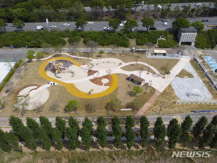 [서울=뉴시스]광나루 모두의 놀이터 전경. 2022.05.15. (사진 = 서울시 제공) photo@newsis.com