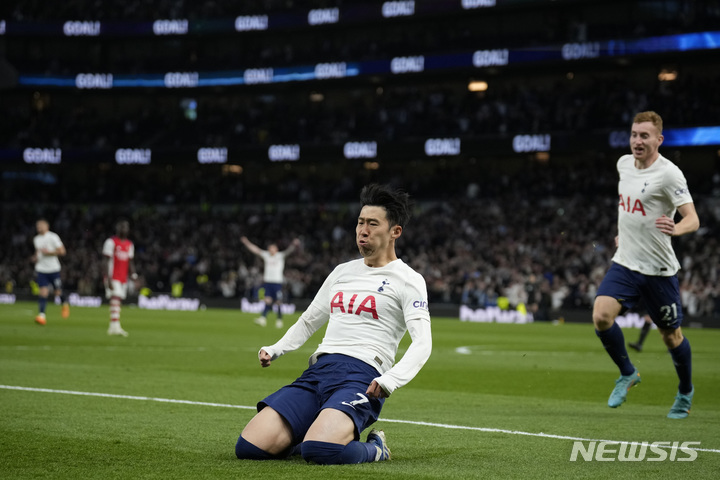 [런던=AP/뉴시스] 토트넘 홋스퍼의 손흥민이 12일(현지시간) 영국 런던에서 열린 2021~22시즌 잉글랜드 프리미어리그 아스널과의 22라운드 순연 경기 후반 2분 팀의 세 번째 골을 넣고 기뻐하고 있다. 손흥민은 리그 21호 골을 넣어 득점 선두 모하메드 살라(리버풀)와의 격차를 1골로 좁혔다. 2022.05.13. 