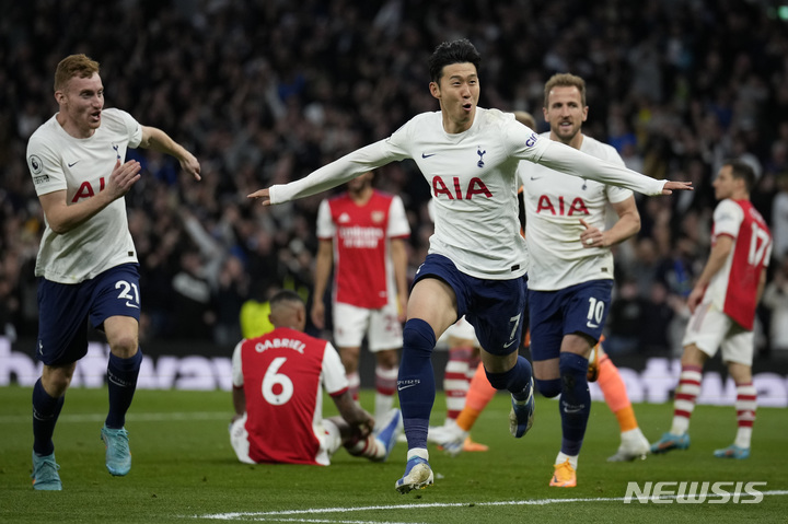 [런던=AP/뉴시스]손흥민이 북런던더비에서 EPL 21호골을 터트렸다. 2022.05.12.