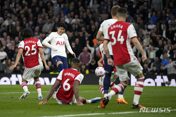 [런던=AP/뉴시스]손흥민이 아스널과 북런던더비에서 슛을 시도하고 있다. 2022.05.12.