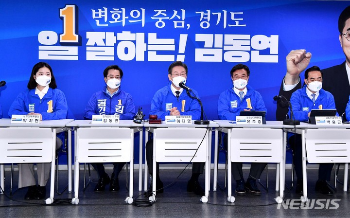 [서울=뉴시스] 국회사진기자단 = 이재명 더불어민주당 총괄선대위원장이 13일 경기 수원시 김동연 경기지사 후보 선거사무소에서 열린 민주당 제1차 중앙선거대책위원회의에서 발언을 하고 있다. 2022.05.13. photo@newsis.com