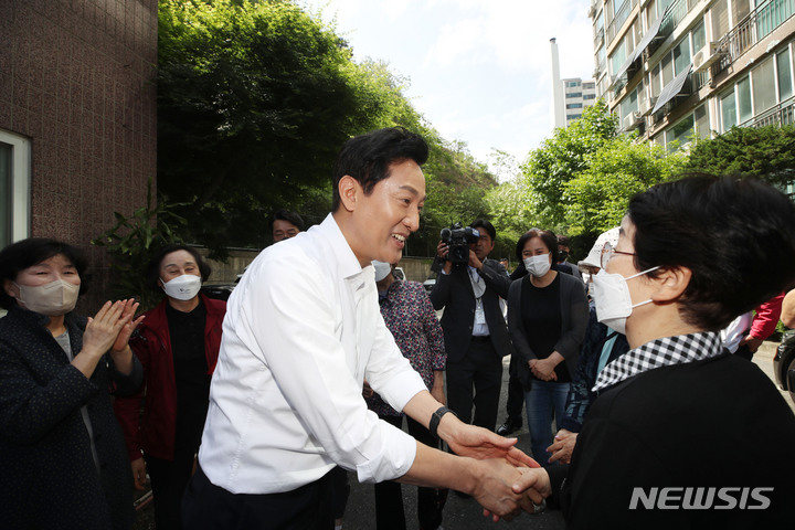 [서울=뉴시스] 오세훈 국민의힘 서울시장후보 선거대책위원회는 13일 선거대책위원회 인선을 마쳤다고 밝혔다. 오 후보 선대위의 선거대책위원장은 나경원 전 의원, 진수희 전 의원, 조수진(비례), 배현진(송파을), 최재형(종로) 의원, 박성중 서울시당위원장(상임)이 맡았다. 사진은 오세훈 국민의힘 서울시장 후보가 13일 오전 서울 서대문구 홍제동 한 임대아파트 단지에서 가진 ‘서울형 고품질 임대주택 관련 발표’를 마친 뒤 입주민들과 인사 나누고 있다. 2022.05.13. chocrystal@newsis.com