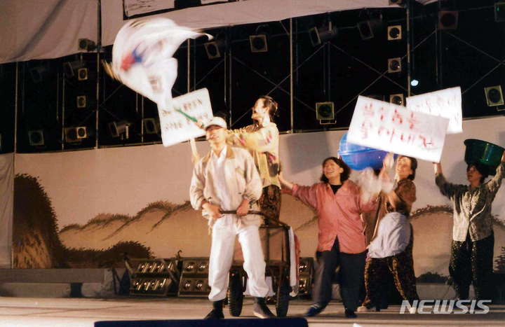[광주=뉴시스] 극단 토박이는 20일과 21일, 27일 5·18기념문화센터 민주홀에서 민주화운동의 고전으로 불리는 '금희의 오월'을 공연한다고 15일 밝혔다. 2000년 서울 광하문 시민열린마당 공연. (사진=극단 토박이 제공). photo@newsis.com *재판매 및 DB 금지
