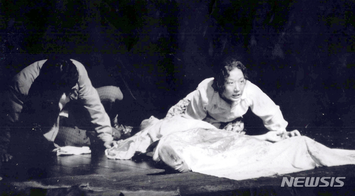 [광주=뉴시스] 극단 토박이는 20일과 21일, 27일 5·18기념문화센터 민주홀에서 민주화운동의 고전으로 불리는 '금희의 오월'을 공연한다고 15일 밝혔다. 1996년 뉴욕 공연. (사진=극단 토박이 제공). photo@newsis.com *재판매 및 DB 금지