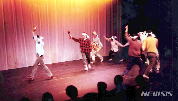 [광주=뉴시스] 극단 토박이는 20일과 21일, 27일 5·18기념문화센터 민주홀에서 민주화운동의 고전으로 불리는 '금희의 오월'을 공연한다고 15일 밝혔다. 1988년 서울 미리내 소극장 초연 모습. (사진=극단 토박이 제공). photo@newsis.com *재판매 및 DB 금지