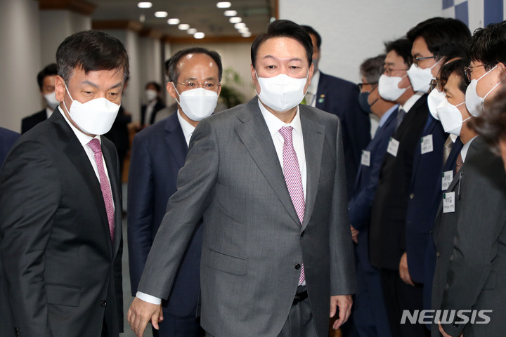 [서울=뉴시스] 홍효식 기자 = 윤석열 대통령이 13일 오전 서울 중구 국제금융센터에서 열린 거시금융상황 점검회의에 추경호 경제부총리 겸 기획재정부 장관, 최상목 경제수석과 함께 참석하고 있다. 2022.05.13. yesphoto@newsis.com