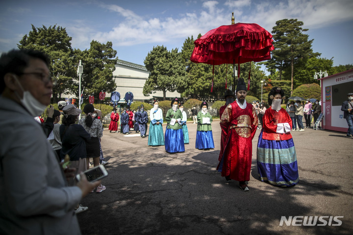 [서울=뉴시스] 정병혁 기자 = 13일 오전 서울 종로구 청와대에서 왕가의 산책 행렬이 이동하고 있다. 2022.05.13 jhope@newsis.com