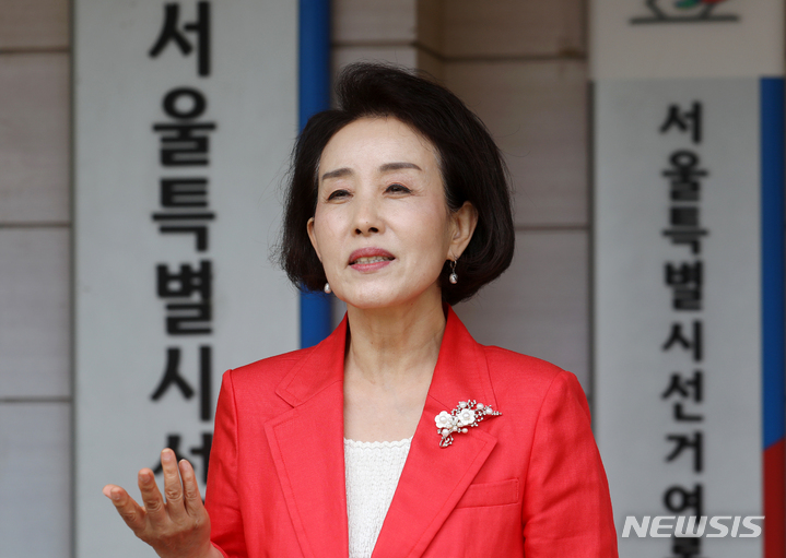 [서울=뉴시스] 조성우 기자 = 박선영 서울시교육감 예비후보가 지난 13일 오후 서울 종로구 서울시선거관리위원회에서 제8회 전국동시지방선거 후보자 등록을 마친 뒤 소감을 말하고 있다. 2022.05.14. xconfind@newsis.com
