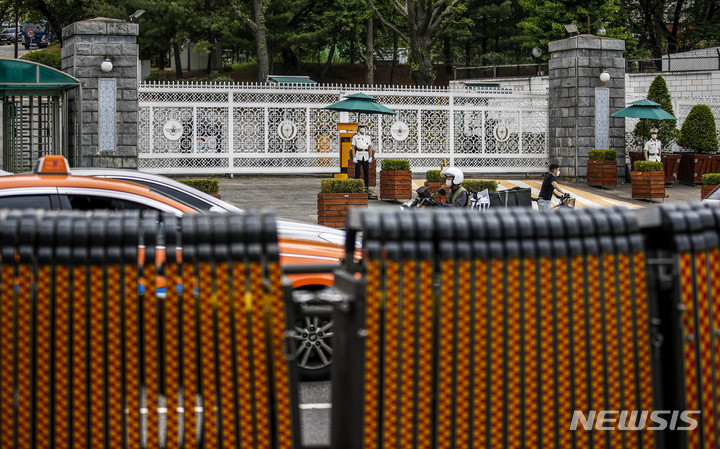 [서울=뉴시스] 정병혁 기자=지난 5월13일 서울 용산 대통령실 인근 도로에 경찰 질서유지선이 설치되어 있다. 2022.05.13. jhope@newsis.com