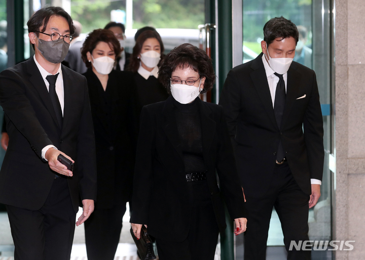 [서울=뉴시스] 고승민 기자 = 신세계그룹 이명희 회장, 정용진 부회장, 정유경 총괄사장이 13일 서울아산병원 장례식장에 마련된 고 구자학 아워홈 회장의 빈소를 찾고 있다. 2022.05.13. kkssmm99@newsis.com