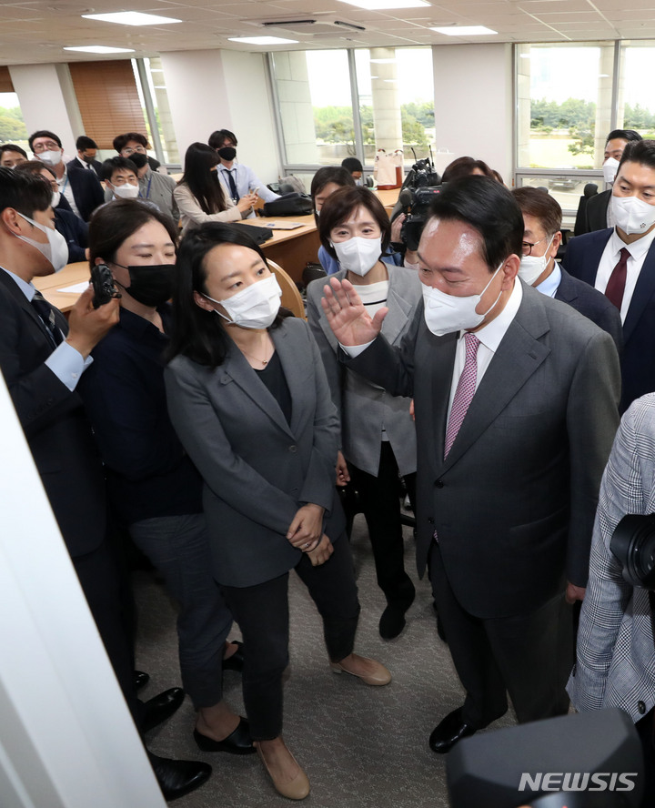 [서울=뉴시스] 홍효식 기자 = 윤석열 대통령이 13일 오후 서울 용산 대통령실 청사 기자실을 방문하고 있다. 2022.05.13. yesphoto@newsis.com