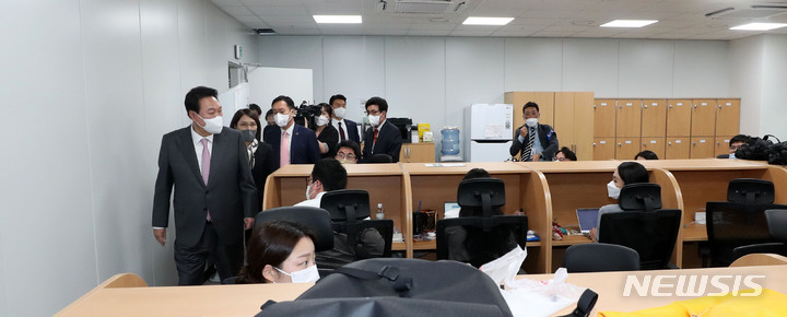 [서울=뉴시스] 홍효식 기자 = 윤석열 대통령이 13일 오후 서울 용산 대통령실 청사 기자실을 방문하고 있다. 2022.05.13. yesphoto@newsis.com
