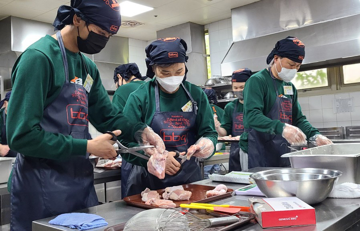 [서울=뉴시스] 지난 513일 경기도 이천 제너시스BBQ 그룹 치킨대학에서 매장 오픈을 앞둔 패밀리가 기초교육 과정에 참여해 신선육(닭)을 손질하고 있다. (사진=뉴시스 DB). photo@newsis.com *재판매 및 DB 금지
