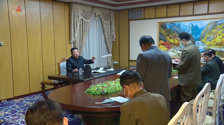 [서울=뉴시스] 김정은 북한 국무위원장이 코로나19 확산 대응을 위해 지난 12일 평양의 국가비상방역사령부를 방문해 발언하고 있다. (사진=조선중앙TV 캡처) 2022.05.14. photo@newsis.com *재판매 및 DB 금지