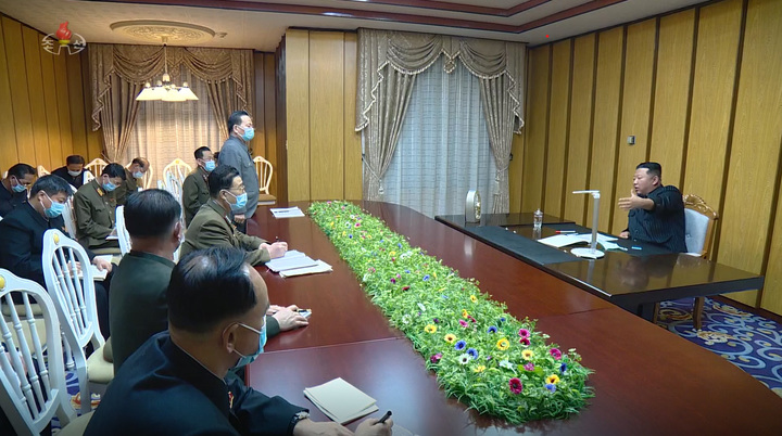 [서울=뉴시스] 김정은 북한 국무위원장이 코로나19 확산 대응을 위해 12일 평양의 국가비상방역사령부를 방문해 회의를 주재했다고 조선중앙TV가 13일 보도했다. (사진=조선중앙TV 캡처) 2022.05.13. photo@newsis.com *재판매 및 DB 금지