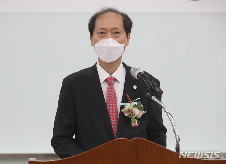 [세종=뉴시스] 강종민 기자 = 이완규 법제처장이 13일 오후 세종시 정부세종청사에서 열린 취임식에서 취임사를 하고 있다. 2022.05.13. ppkjm@newsis.com
