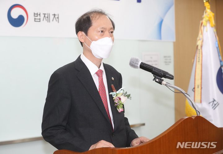 [세종=뉴시스] 강종민 기자 = 이완규 법제처장이 13일 오후 세종시 정부세종청사에서 열린 취임식에서 취임사를 하고 있다. 2022.05.13. ppkjm@newsis.com