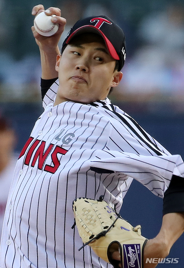 [서울=뉴시스] 조성우 기자 = 13일 오후 서울 송파구 잠실야구장에서 열린 2022 신한은행 SOL KBO리그 KIA 타이거즈와 LG트윈스의 경기, LG 선발투수 임찬규가 역투하고 있다. 2022.05.13. xconfind@newsis.com