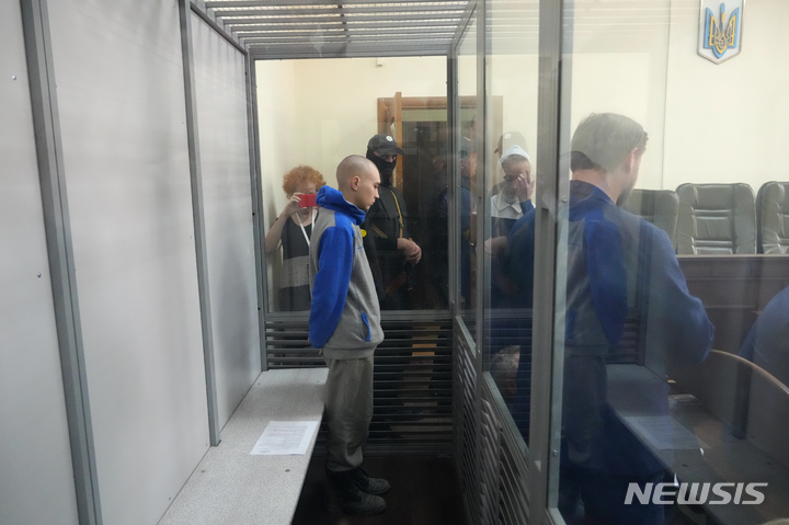 [키이우(우크라이나)=AP/뉴시스] 바딤 시시마린 러시아군 하사가 지난 13일(현지시간) 우크라이나 키이우 법정에서 대기하고 있다. 2022.05.24.