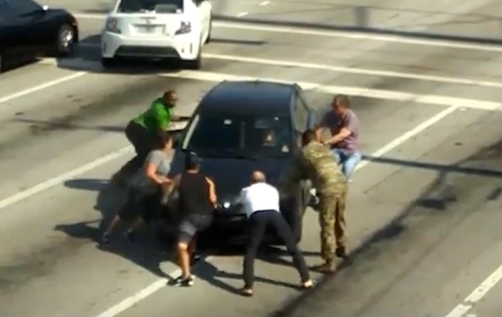 지난 5일(현지시각) 미국 플로리다주 보인턴 비치의 한 도로에서 의식을 잃은 운전자가 탄 차량을 멈춰 세우는 시민들. 출처: Boynton Beach Police Department *재판매 및 DB 금지