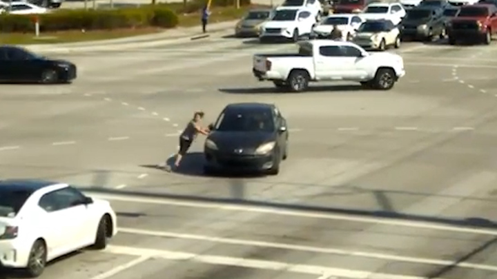 지난 5일(현지시각) 미국 플로리다주 보인턴 비치의 한 도로에서 의식을 잃은 운전자가 탄 차량이 교차로를 가로지르는 모습. 출처: Boynton Beach Police Department *재판매 및 DB 금지