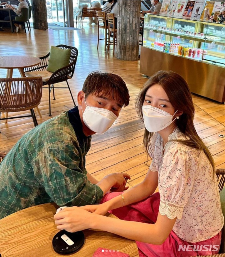 [서울=뉴시스] 왼쪽부터 임창정, 서하얀. 2022.05.14. (사진 = 서하얀 인스타그램 캡쳐) photo@newsis.com*재판매 및 DB 금지