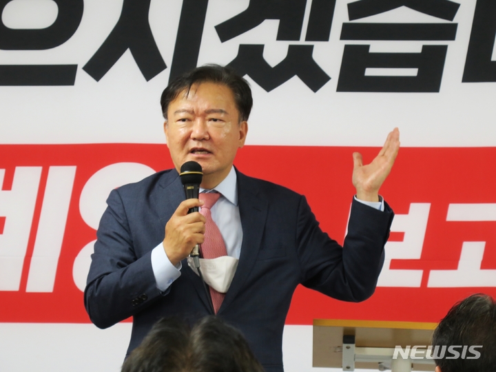  [인천=뉴시스] 김동영 기자 = 민경욱 전 의원이 14일 오후 제8회 전국동시지방선거와 함께 치러지는 인천 계양을 보궐선거에 출마한 윤형선 후보 겸 당협위원장의 선거사무소 개소식에 참석해 윤 후보의 지지를 호소하고 있다. 2022.5.14. dy0121@newsis.com