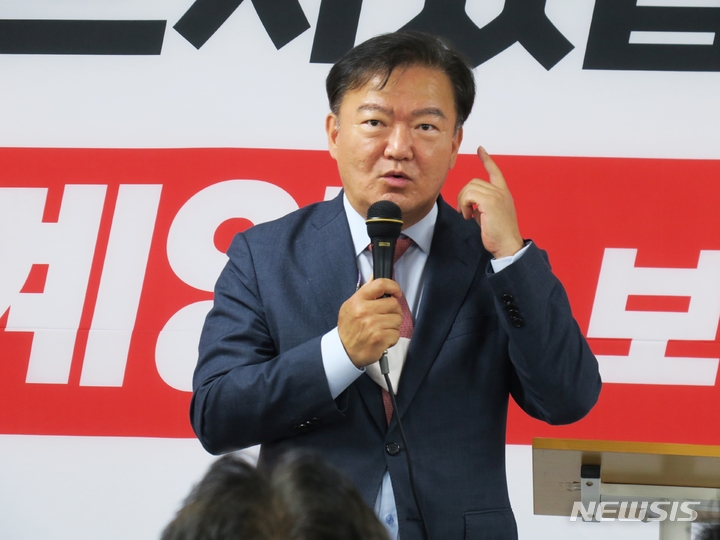 [인천=뉴시스] 김동영 기자 =4년 전 코로나19 자가격리 중 자택에서 무단 이탈한 혐의로 재판에 넘겨진 민경욱 전 미래통합당(현 국민의힘) 의원에 대한 대법원 판단이 29일 나온다. 민 전 의원이 2022년 5월 14일 오후 제8회 전국동시지방선거와 함께 치러지는 인천 계양을 보궐선거에 출마한 윤형선 후보 겸 당협위원장의 선거사무소 개소식에 참석해 윤 후보의 지지를 호소하고 있다. 2022.5.14. dy0121@newsis.com 