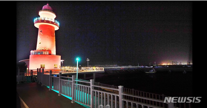 [시흥=뉴시스]빨간 등대 주변 야경(사진=시흥시 제공)