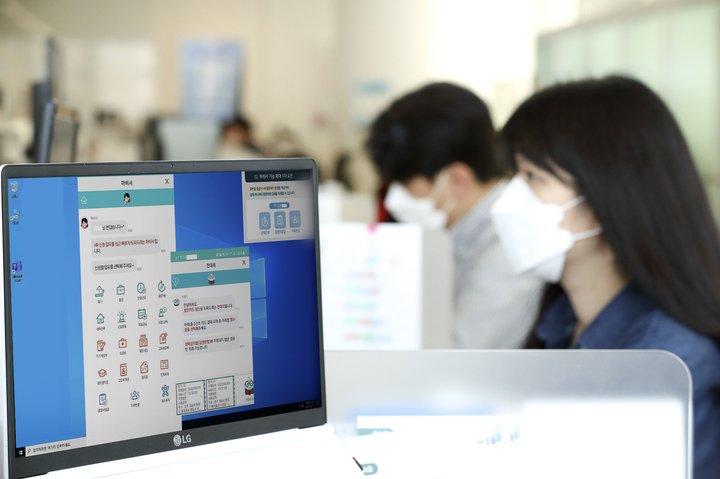 [서울=뉴시스] KT가 2020년부터 소프트웨어(SW) 로봇 도입을 통한 업무 효율화를 추진하고 있다. 사진은 KT 직원들이 자체 개발한 로봇프로세스자동화(RPA) 도구를 이용해 전표처리 등 전산작업을 처리하고 있는 모습. (사진=KT 제공) 2022.5.15 *재판매 및 DB 금지