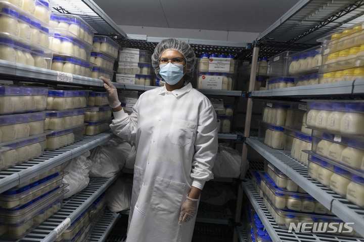 [AP/뉴시스]미국 메사추세츠주 뉴턴에 위치한 '우유 은행'의 저온 살균실에 보관 중인 모유. 2022.05.16.photo@newsis.com