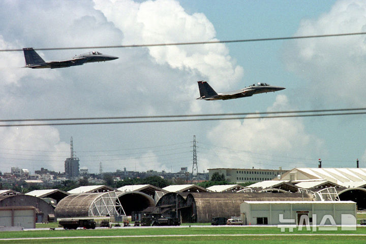 [오키나와=AP/뉴시스]주일미군의 F-15전투기가 일본 오키나와섬 가데나 공군 기지에서 비행 훈련을 하는 동안 착륙을 준비하는 모습. 2024.12.24.