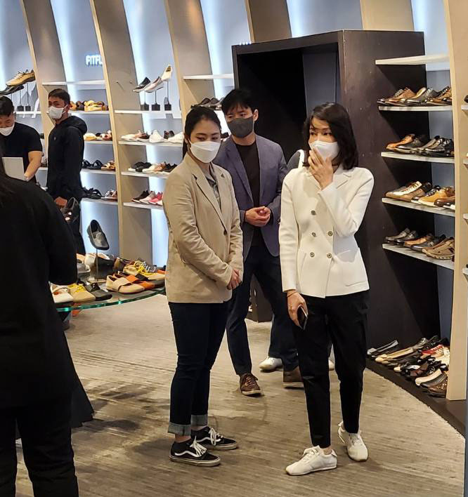 [서울=뉴시스] 전진환 기자 = 윤석열 대통령이 취임 첫 주말인 14일 배우자 김건희 여사와 비공식 외부 일정으로 광장시장과 강남의 한 백화점을 방문했다. 먼저 서울 종로구 광장시장을 찾아 빈대떡과 떡볶이, 순대 등을 구입해 포장했다. 이어 반포 고속터미널 옆에 있는 신세계백화점 강남점에서 구두 한 켤레를 구입했다. 예정에 없던 비공식 일정으로 최소한의 경호 인력만 함께 한것으로 알려졌다. (사진=독자 제공)2022.05.14. photo@newsis.com *재판매 및 DB 금지