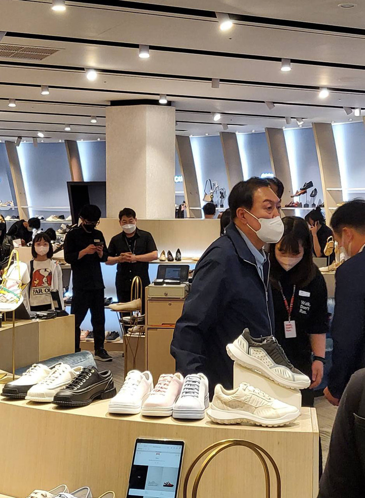 [서울=뉴시스] 전진환 기자 = 윤석열 대통령이 취임 첫 주말인 14일 배우자 김건희 여사와 비공식 외부 일정으로 광장시장과 강남의 한 백화점을 방문했다. 먼저 서울 종로구 광장시장을 찾아 빈대떡과 떡볶이, 순대 등을 구입해 포장했다. 이어 반포 고속터미널 옆에 있는 신세계백화점 강남점에서 구두 한 켤레를 구입했다. 예정에 없던 비공식 일정으로 최소한의 경호 인력만 함께 한것으로 알려졌다. (사진=독자 제공)2022.05.14. photo@newsis.com *재판매 및 DB 금지