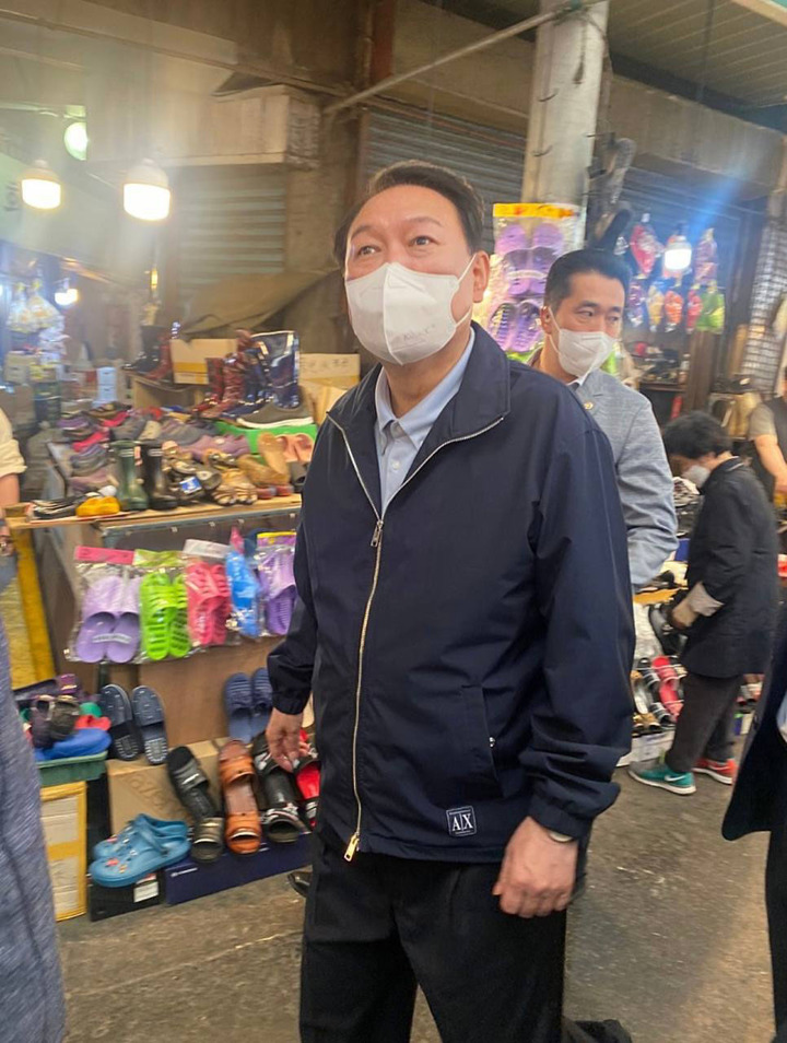 [서울=뉴시스] 전진환 기자 = 윤석열 대통령이 취임 첫 주말인 14일 배우자 김건희 여사와 비공식 외부 일정으로 광장시장과 강남의 한 백화점을 방문했다. 먼저 서울 종로구 광장시장을 찾아 빈대떡과 떡볶이, 순대 등을 구입해 포장했다. 이어 반포 고속터미널 옆에 있는 신세계백화점 강남점에서 구두 한 켤레를 구입했다. 예정에 없던 비공식 일정으로 최소한의 경호 인력만 함께 한것으로 알려졌다. (사진=독자 제공)2022.05.14. photo@newsis.com *재판매 및 DB 금지