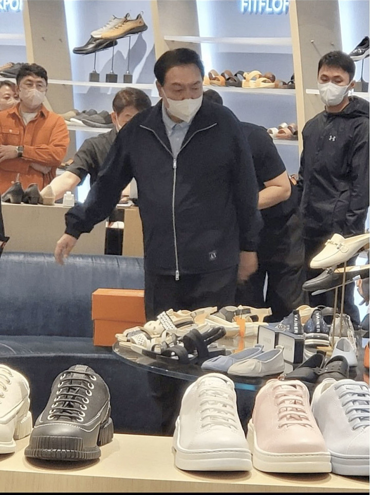 [서울=뉴시스] 전진환 기자 = 윤석열 대통령이 취임 첫 주말인 14일 배우자 김건희 여사와 비공식 외부 일정으로 광장시장과 강남의 한 백화점을 방문했다. 먼저 서울 종로구 광장시장을 찾아 빈대떡과 떡볶이, 순대 등을 구입해 포장했다. 이어 반포 고속터미널 옆에 있는 신세계백화점 강남점에서 구두 한 켤레를 구입했다. 예정에 없던 비공식 일정으로 최소한의 경호 인력만 함께 한것으로 알려졌다. (사진=독자 제공)2022.05.14. photo@newsis.com *재판매 및 DB 금지