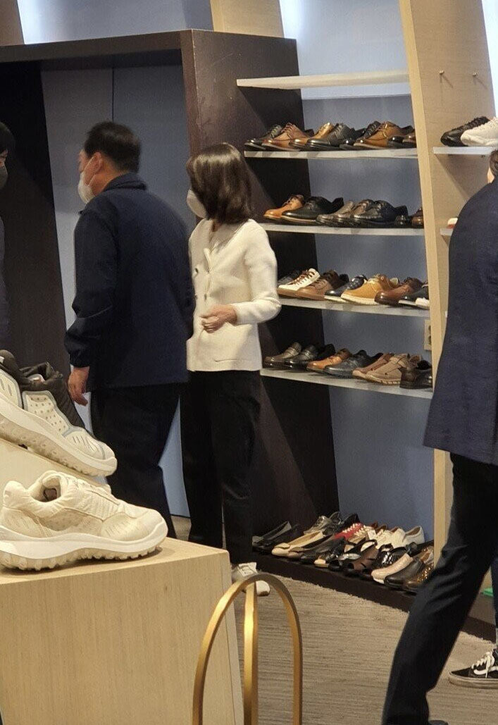 [서울=뉴시스] 전진환 기자 = 윤석열 대통령이 취임 첫 주말인 14일 배우자 김건희 여사와 비공식 외부 일정으로 광장시장과 강남의 한 백화점을 방문했다. 먼저 서울 종로구 광장시장을 찾아 빈대떡과 떡볶이, 순대 등을 구입해 포장했다. 이어 반포 고속터미널 옆에 있는 신세계백화점 강남점에서 구두 한 켤레를 구입했다. 예정에 없던 비공식 일정으로 최소한의 경호 인력만 함께 한것으로 알려졌다. (사진=독자 제공)2022.05.14. photo@newsis.com *재판매 및 DB 금지