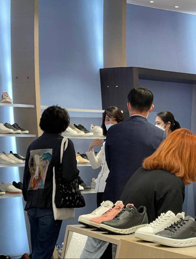 [서울=뉴시스] 전진환 기자 = 윤석열 대통령이 취임 첫 주말인 14일 배우자 김건희 여사와 비공식 외부 일정으로 광장시장과 강남의 한 백화점을 방문했다. 먼저 서울 종로구 광장시장을 찾아 빈대떡과 떡볶이, 순대 등을 구입해 포장했다. 이어 반포 고속터미널 옆에 있는 신세계백화점 강남점에서 구두 한 켤레를 구입했다. 예정에 없던 비공식 일정으로 최소한의 경호 인력만 함께 한것으로 알려졌다. (사진=독자 제공)2022.05.14. photo@newsis.com *재판매 및 DB 금지