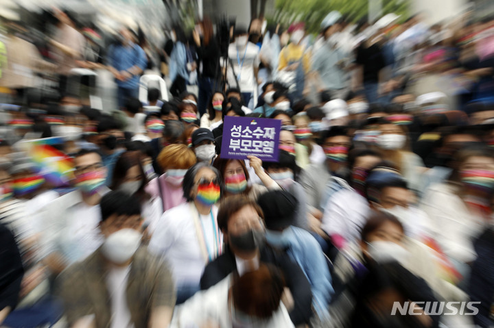 [서울=뉴시스] 최동준 기자 = 2022 국제성소수자혐오반대의날 공동행동이 14일 서울 용산역 앞에서 혐오와 차별에 반대 집회를 하고 있다. 2022.05.14. photocdj@newsis.com